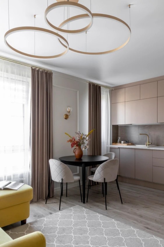 Двухкомнатная квартира с большой кухней и яркими акцентами