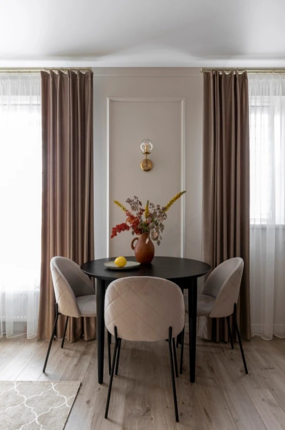 Двухкомнатная квартира с большой кухней и яркими акцентами