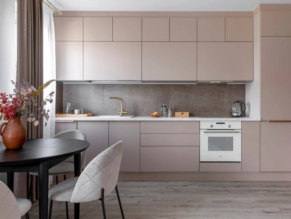 Двухкомнатная квартира с большой кухней и яркими акцентами