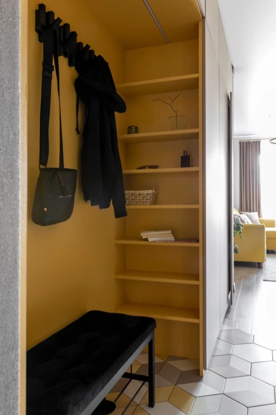 Двухкомнатная квартира с большой кухней и яркими акцентами