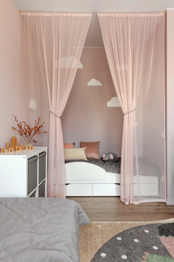 Двухкомнатная квартира с большой кухней и яркими акцентами