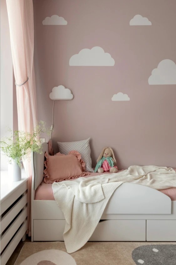 Двухкомнатная квартира с большой кухней и яркими акцентами