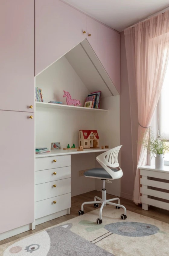 Двухкомнатная квартира с большой кухней и яркими акцентами