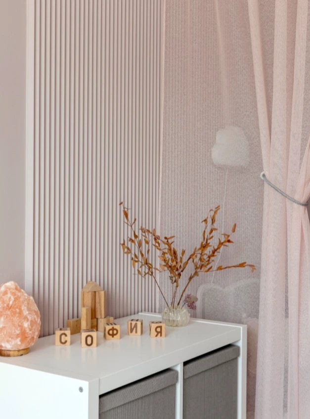 Двухкомнатная квартира с большой кухней и яркими акцентами