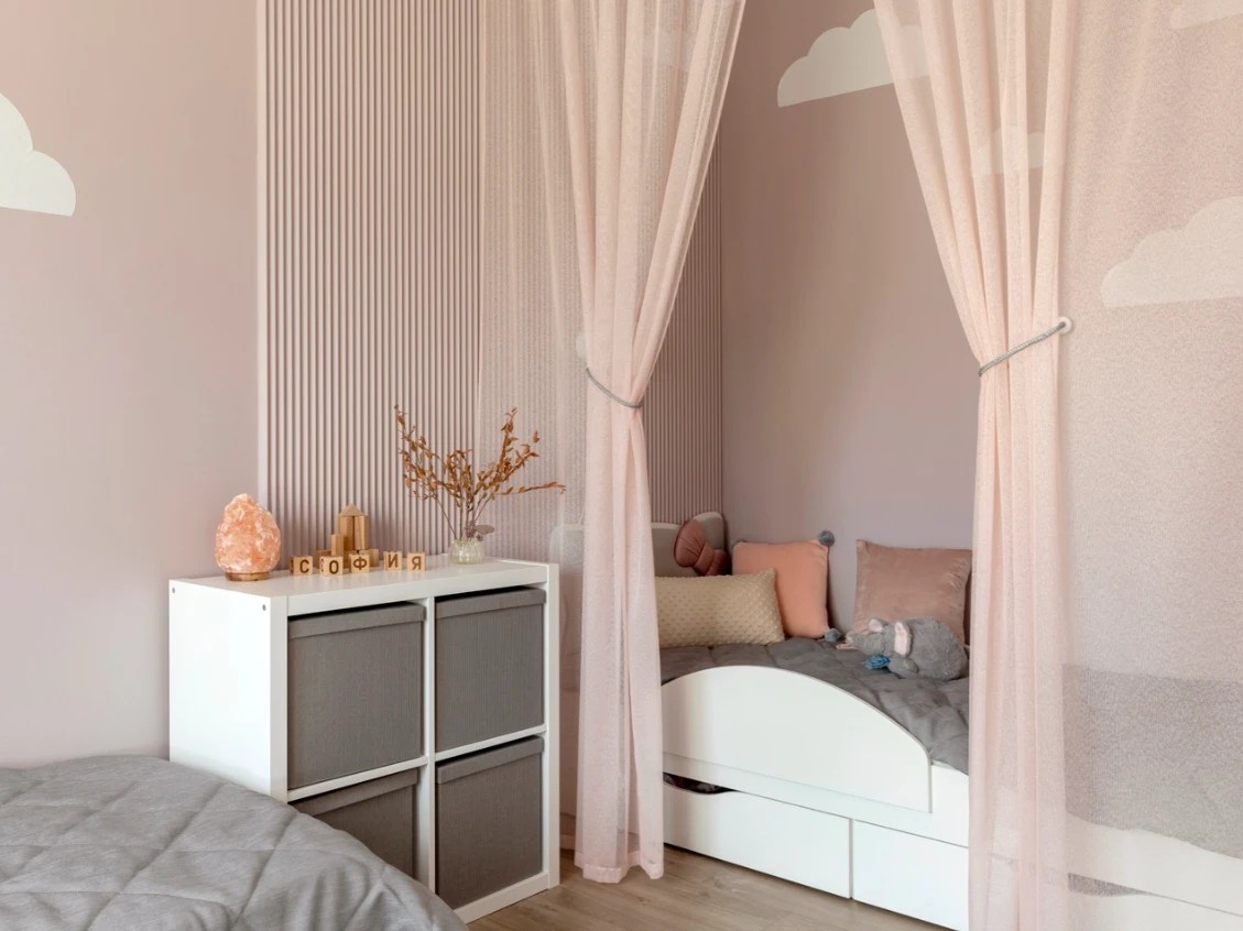 Двухкомнатная квартира с большой кухней и яркими акцентами