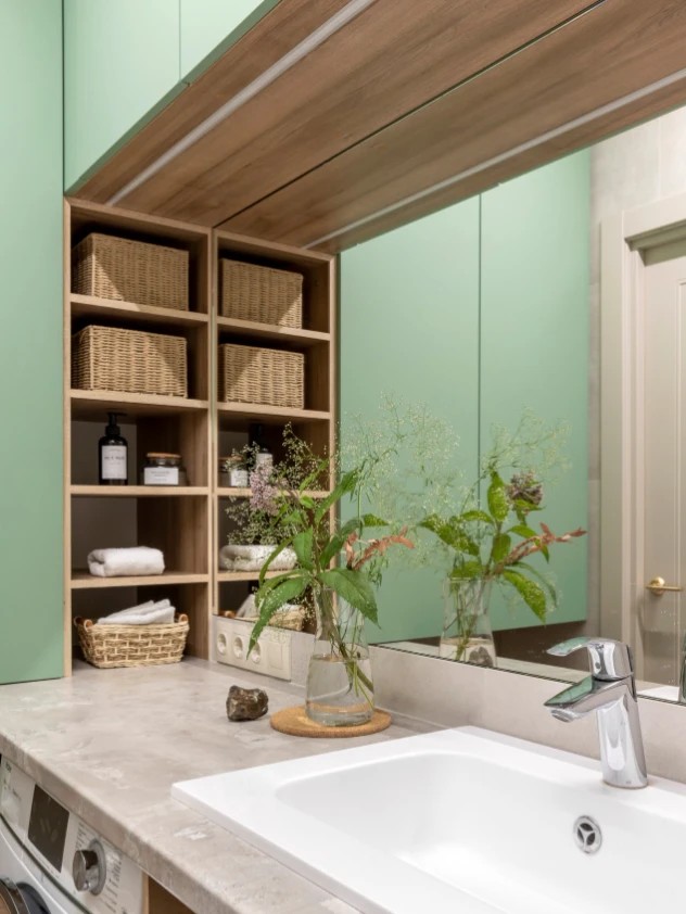 Двухкомнатная квартира с большой кухней и яркими акцентами