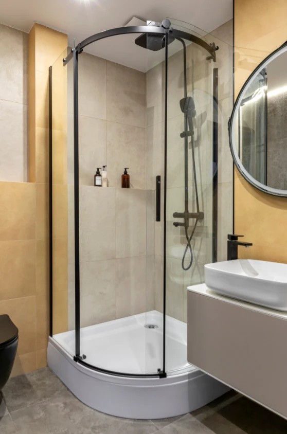 Двухкомнатная квартира с большой кухней и яркими акцентами