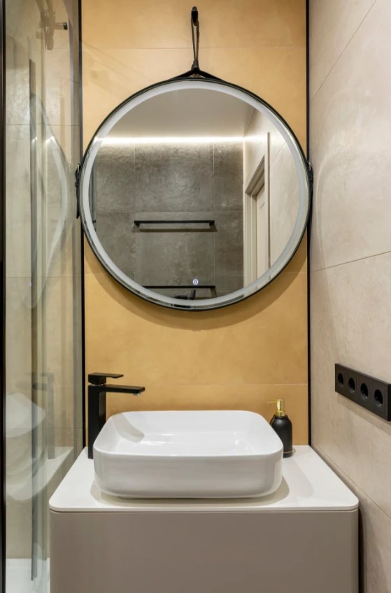 Двухкомнатная квартира с большой кухней и яркими акцентами