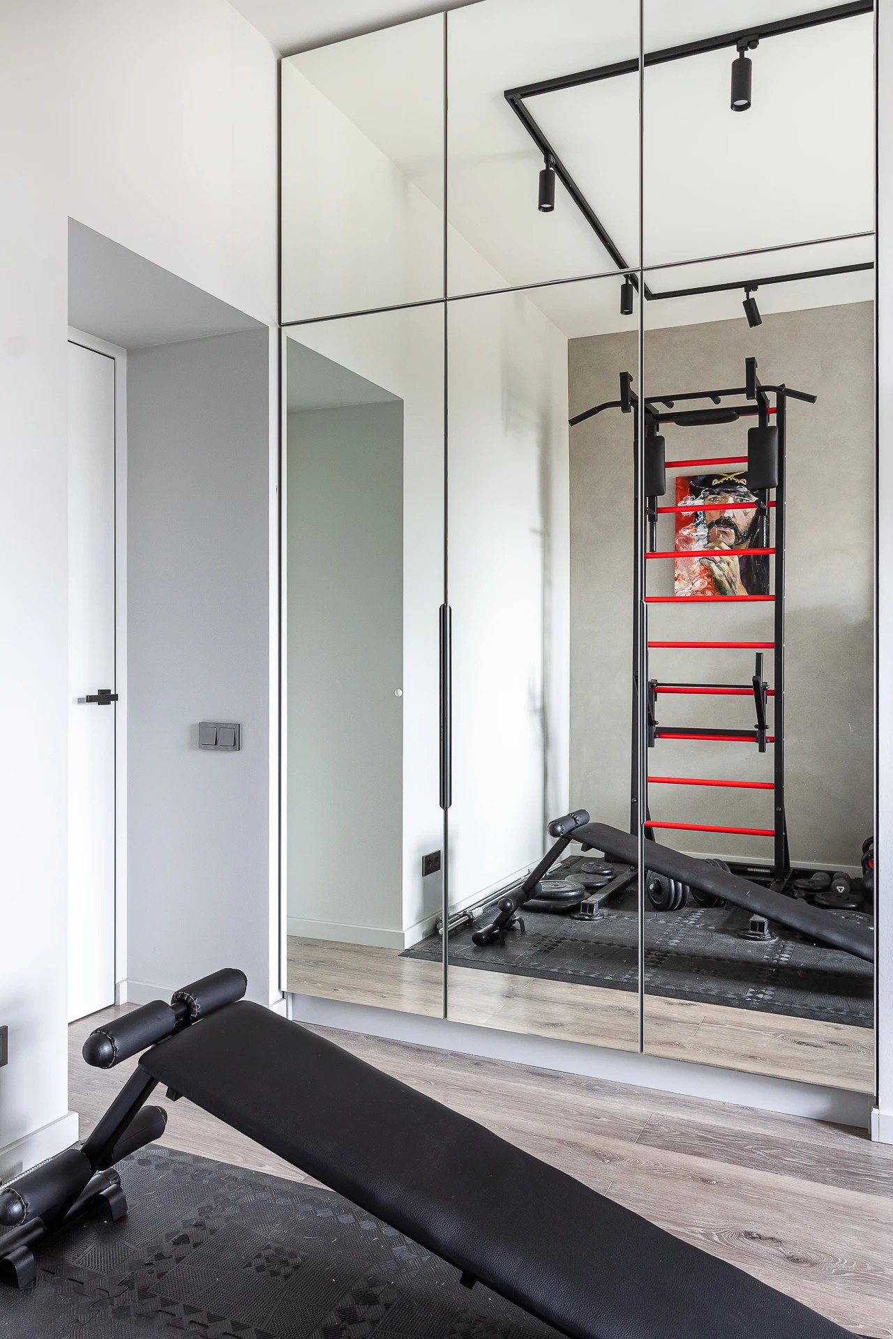 КВАРТИРА С ЯРКИМИ АКЦЕНТАМИ В СТАРОМ ФОНДЕ