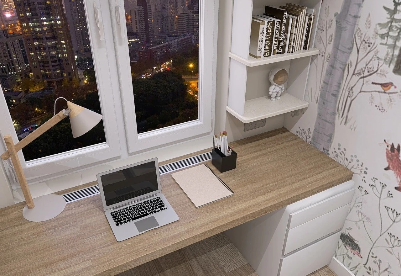 Уютная маленькая детская для девочки первоклашки