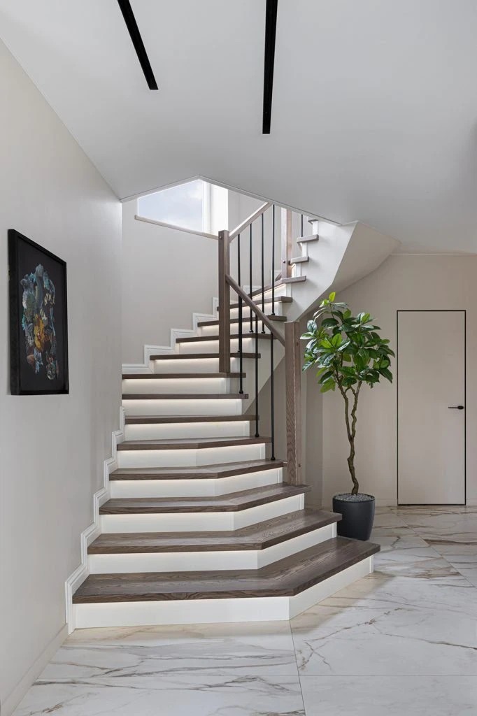 Элегантный интерьер загородного дома для молодой семьи.