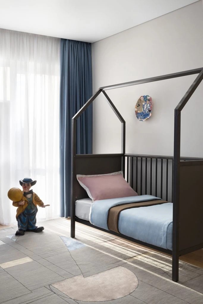 Элегантный интерьер загородного дома для молодой семьи.