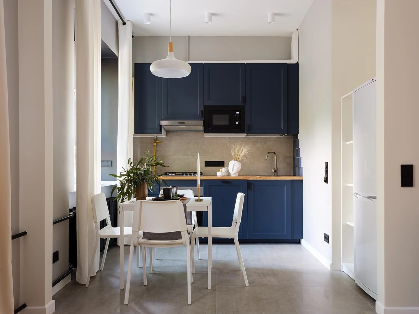 Уютный интерьер с доминирующим синим цветом