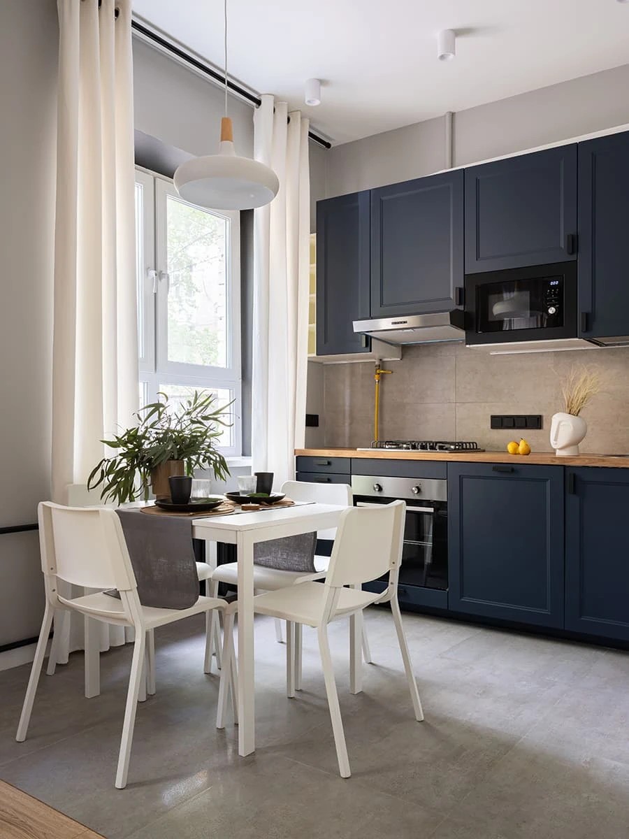 Уютный интерьер с доминирующим синим цветом