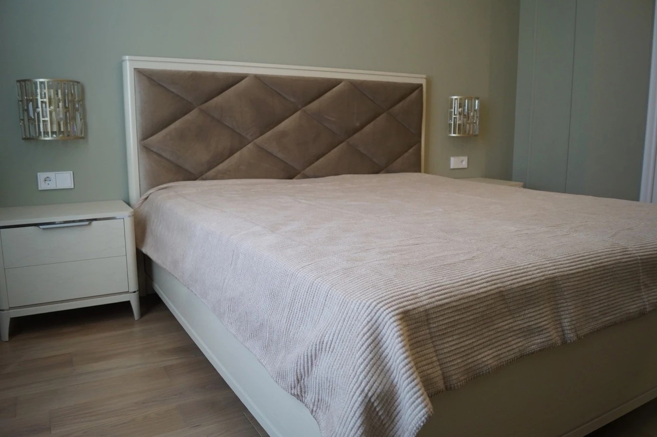 Спальня с гардеробной комнатой .