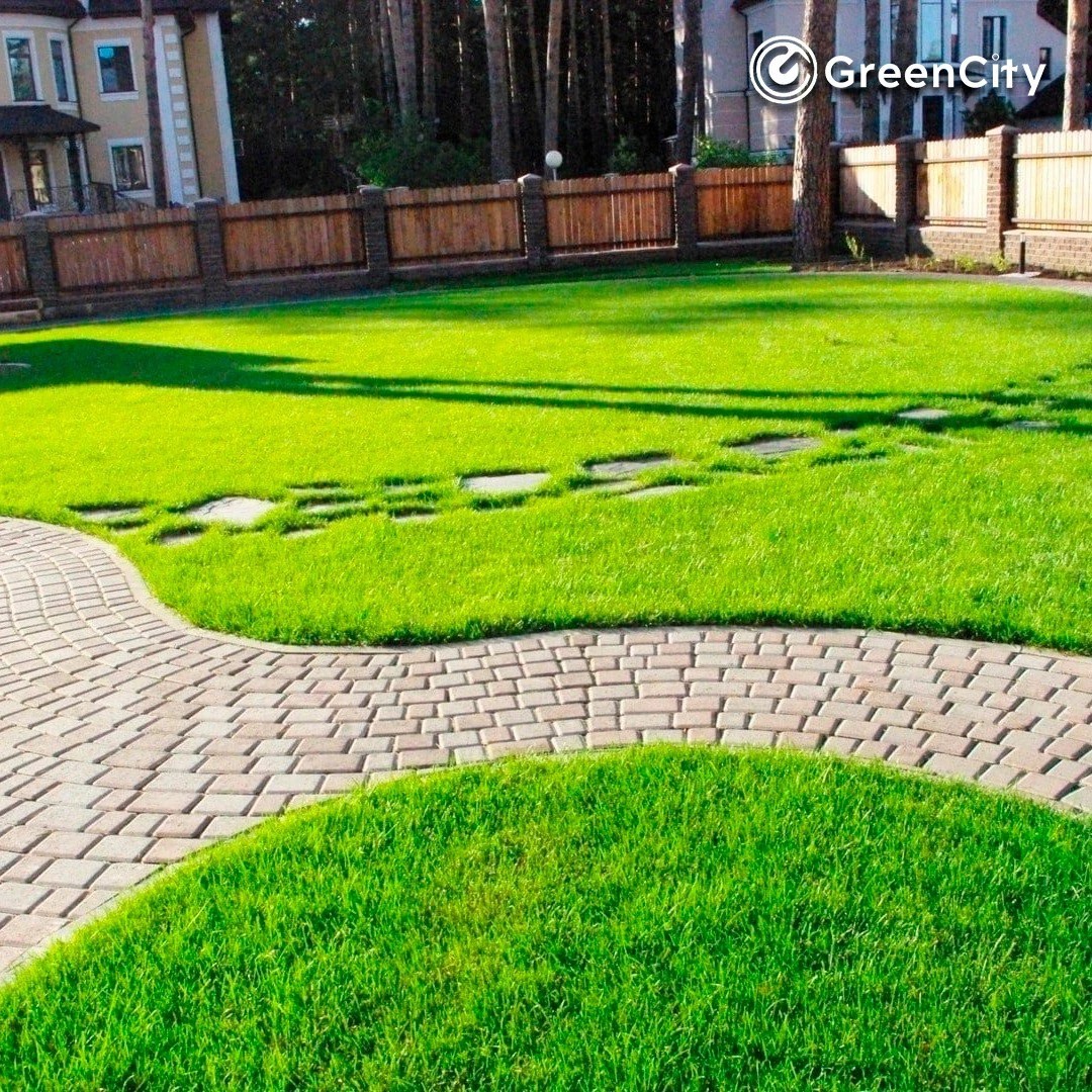 Прогулка по красивому саду