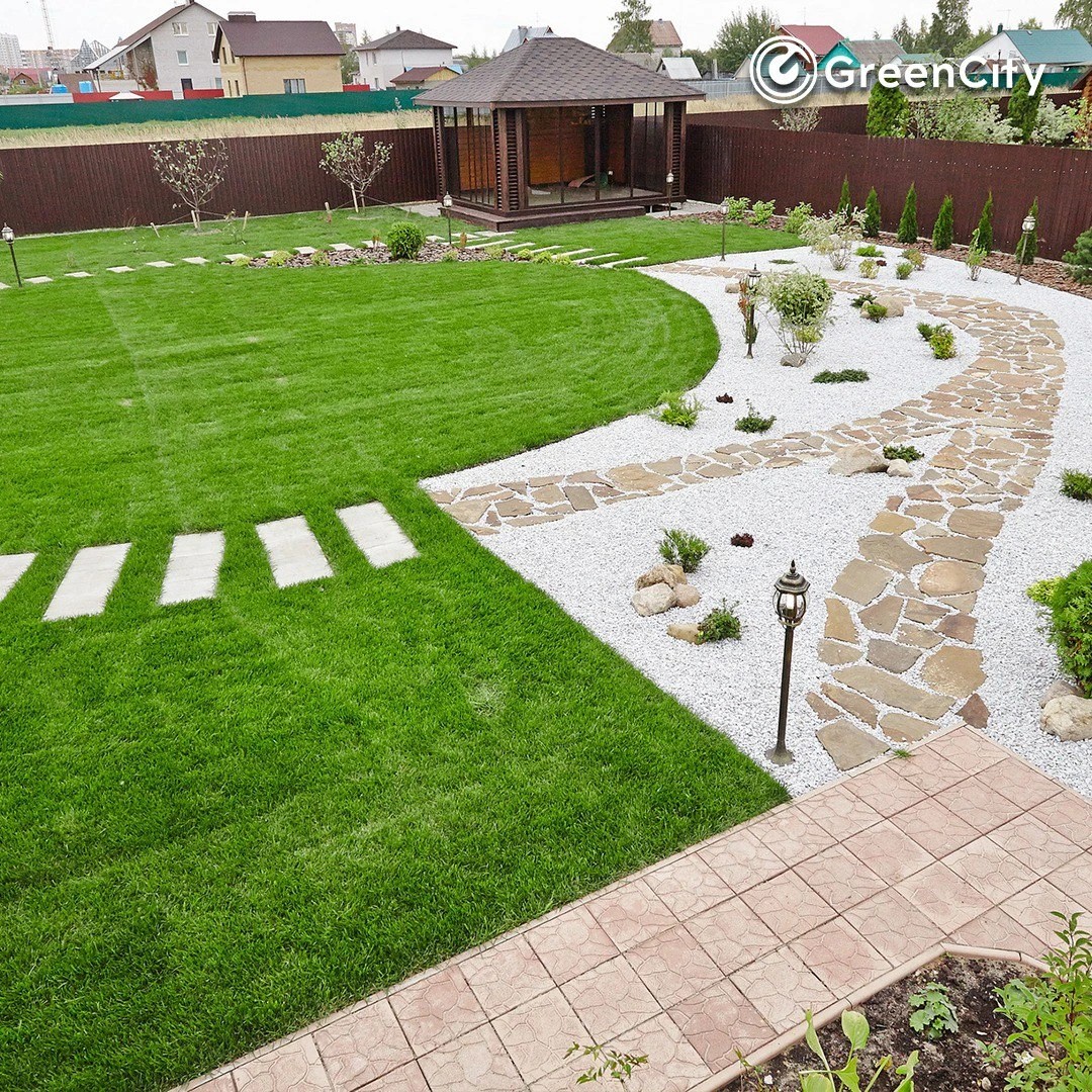 Прогулка по красивому саду