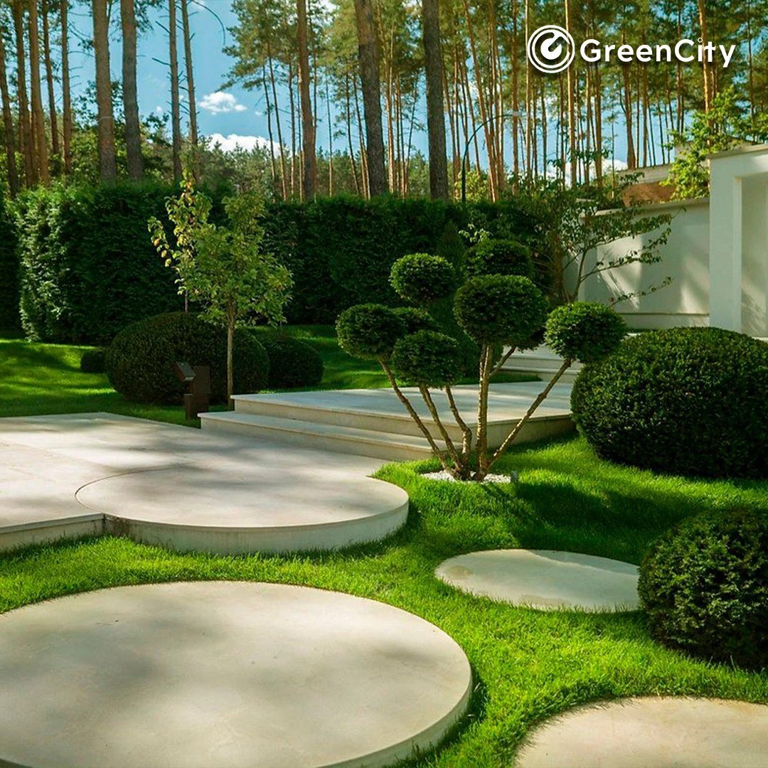 Прогулка по красивому саду