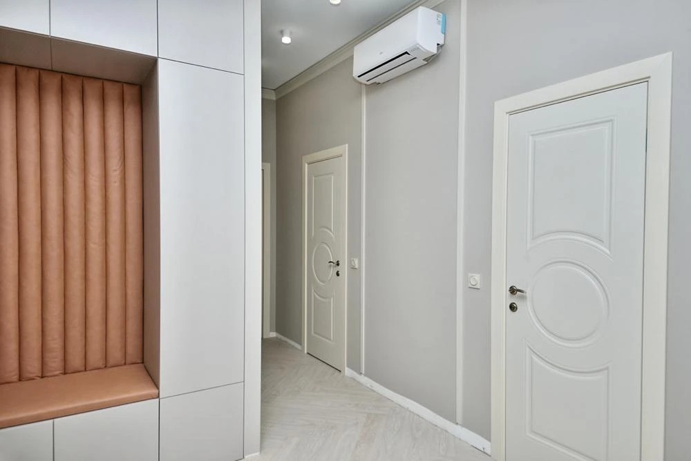 Проект 3-х комнатной квартиры в неоклассическом стиле для девушки