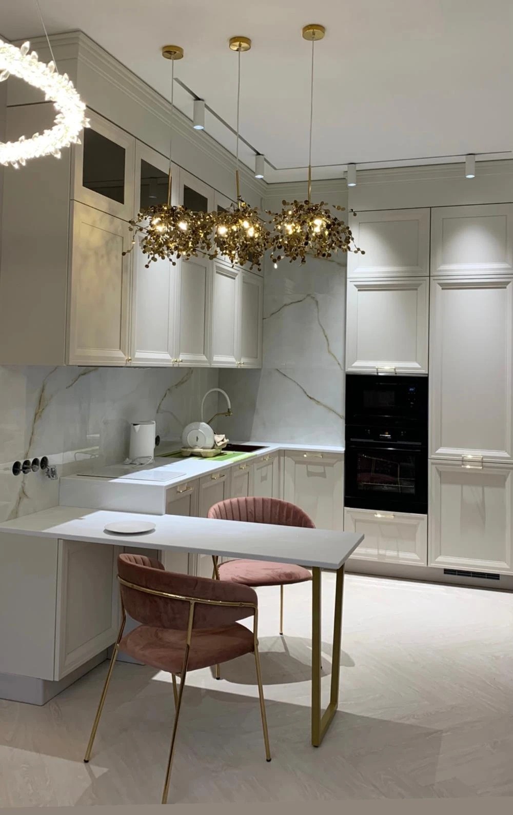 Проект 3-х комнатной квартиры в неоклассическом стиле для девушки