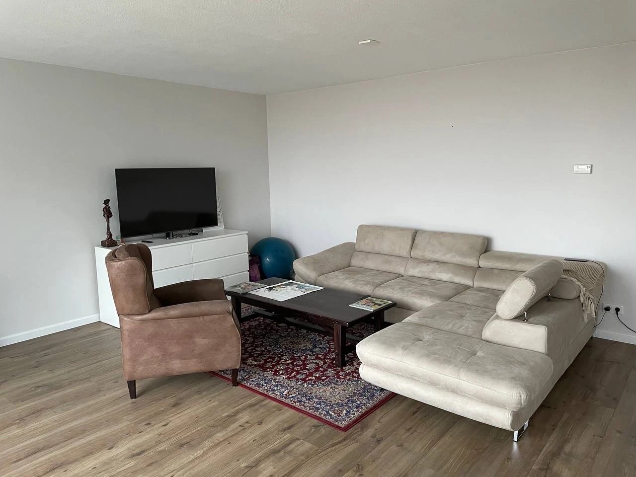 Преображение гостиной с рабочим местом.