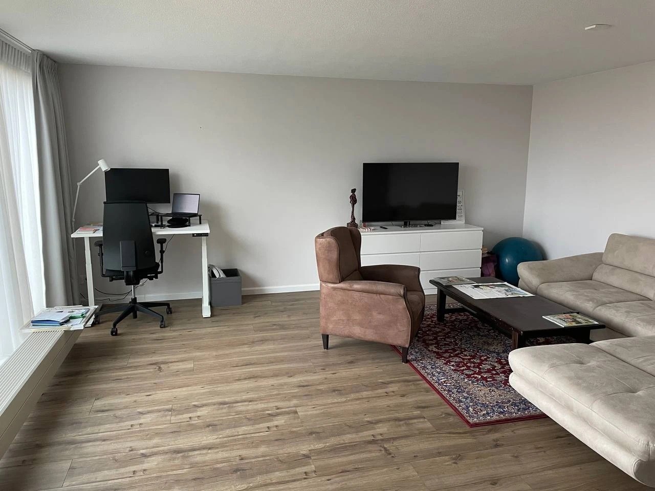 Преображение гостиной с рабочим местом.