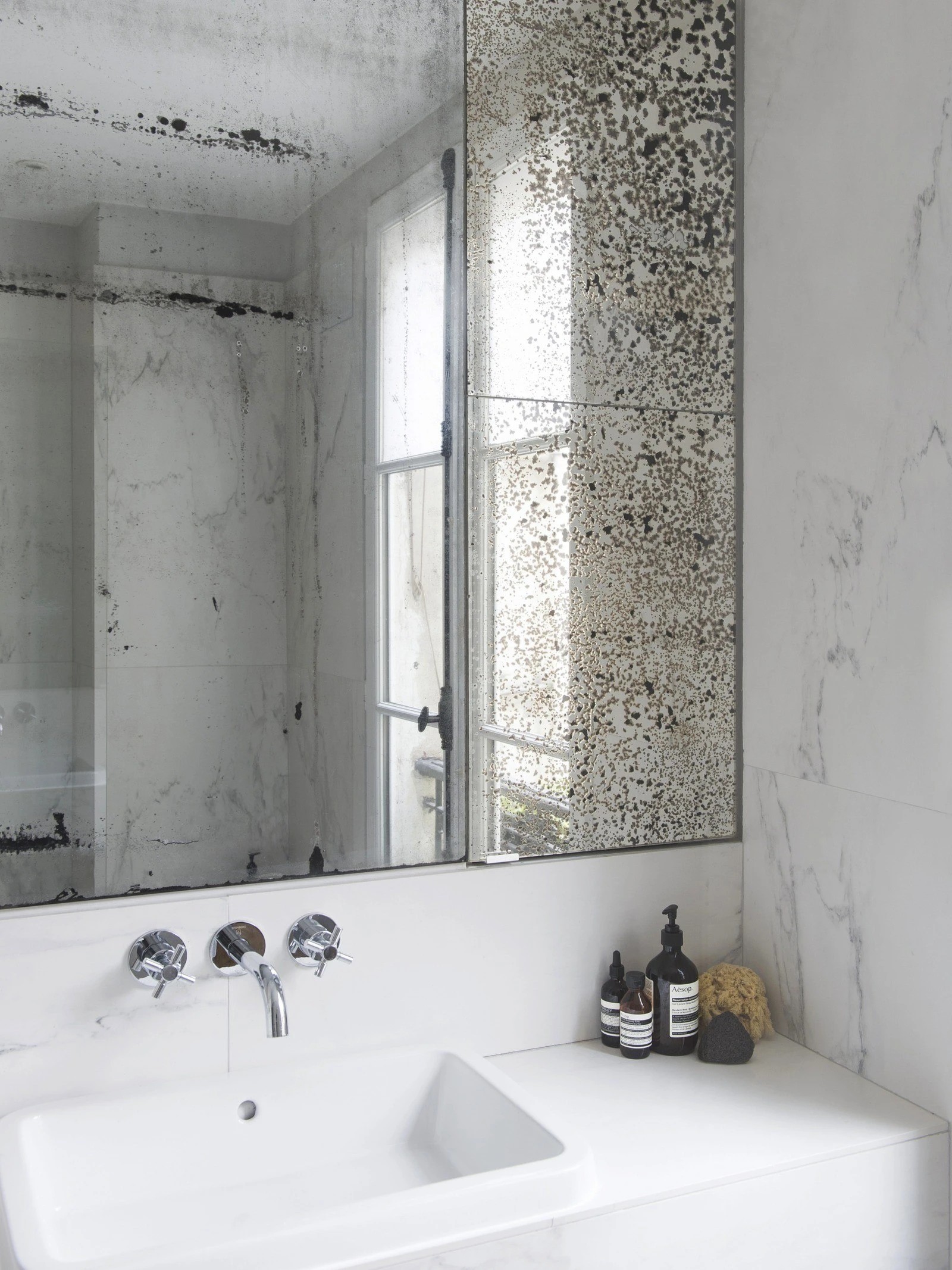 Мужской дизайн и обаяние старины в парижской квартире.