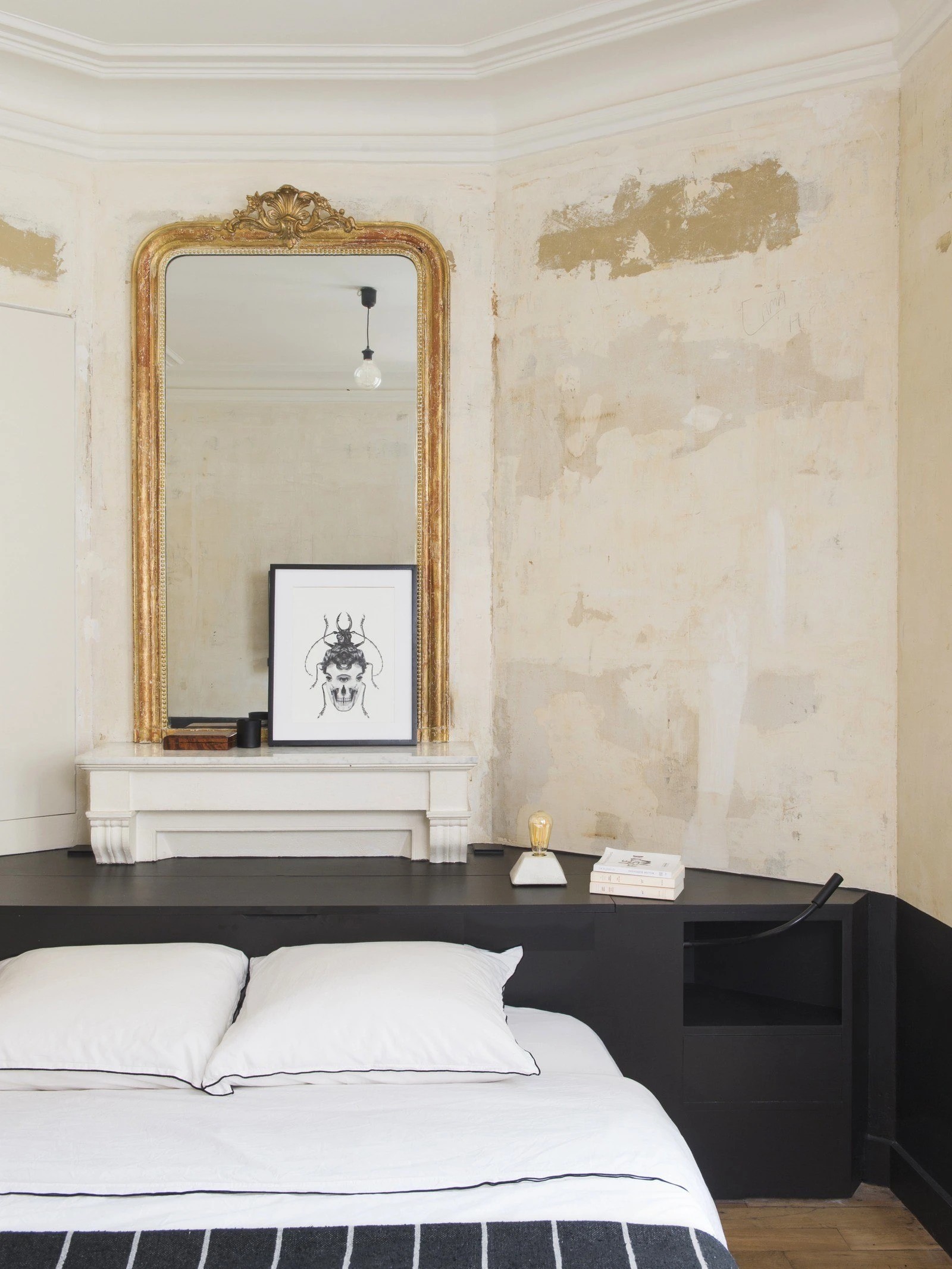 Мужской дизайн и обаяние старины в парижской квартире.