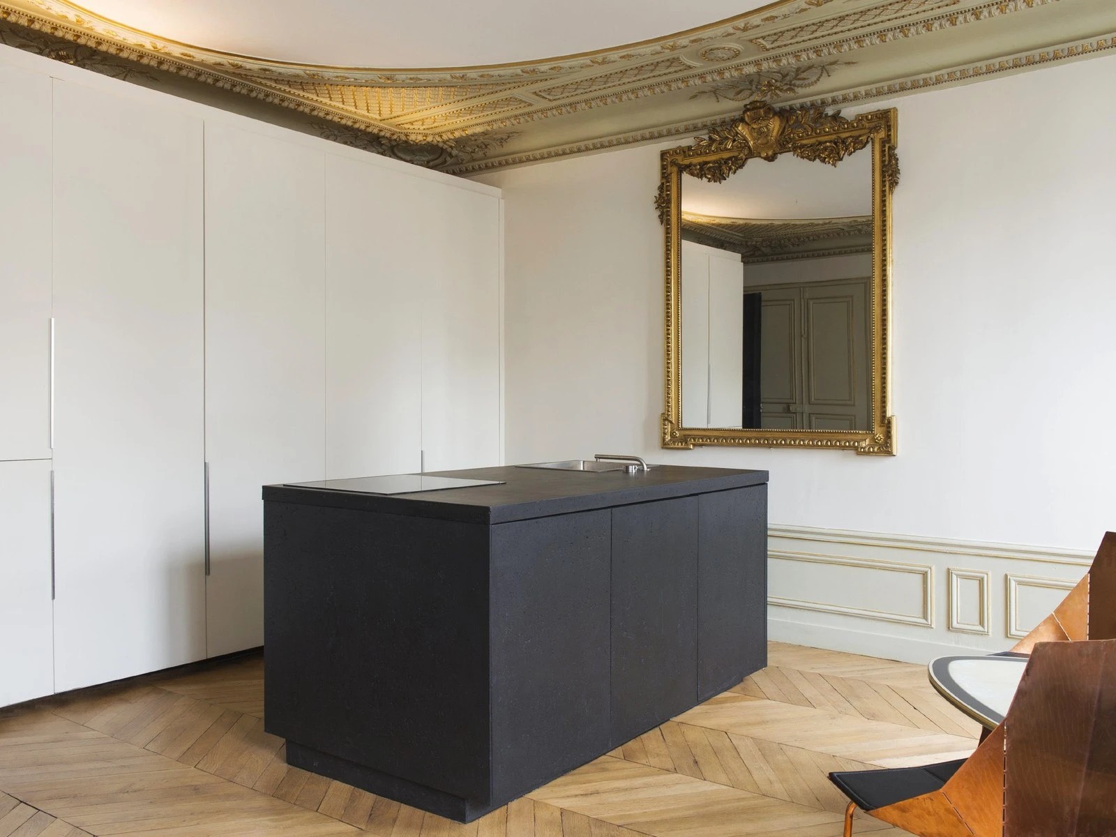 Мужской дизайн и обаяние старины в парижской квартире.