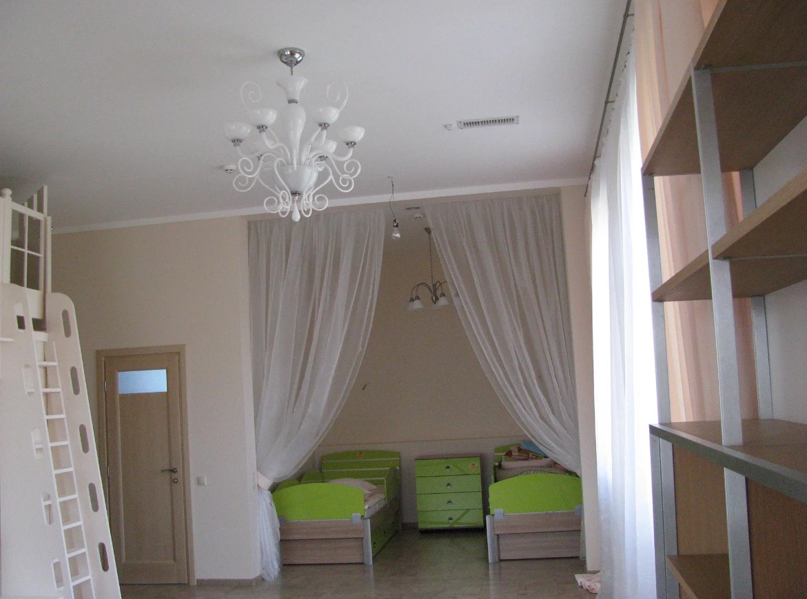 Детская с маленьким замком в большом доме