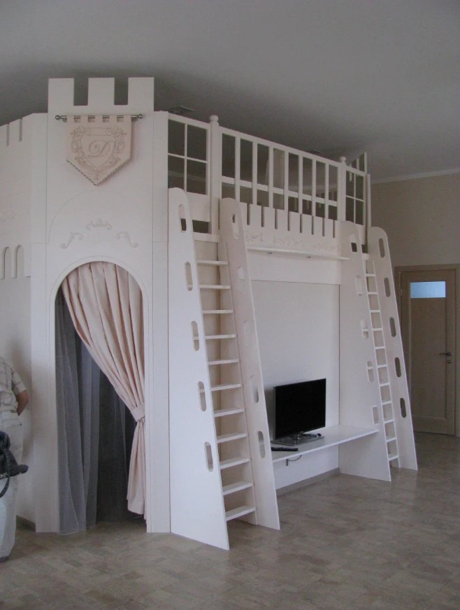 Детская с маленьким замком в большом доме