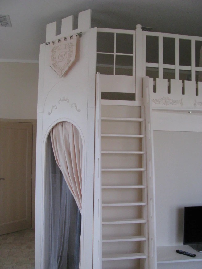 Детская с маленьким замком в большом доме