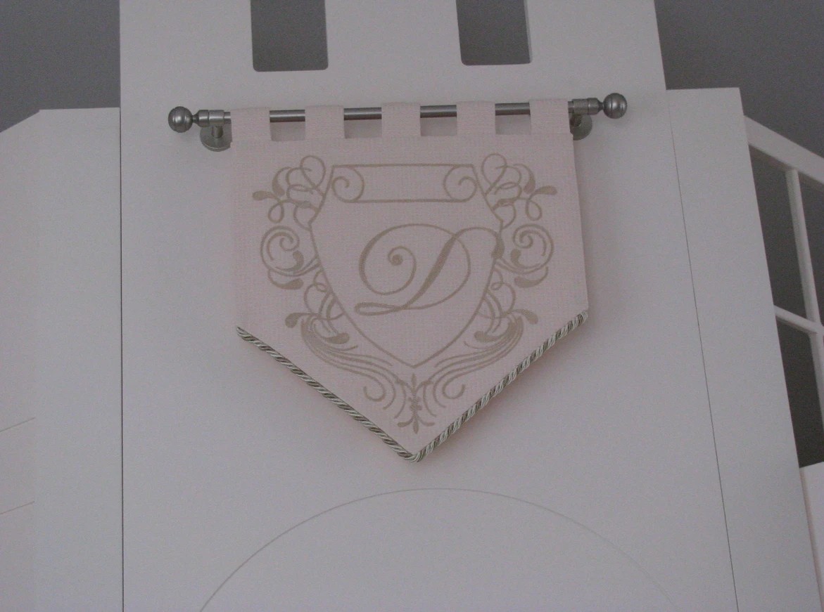 Детская с маленьким замком в большом доме