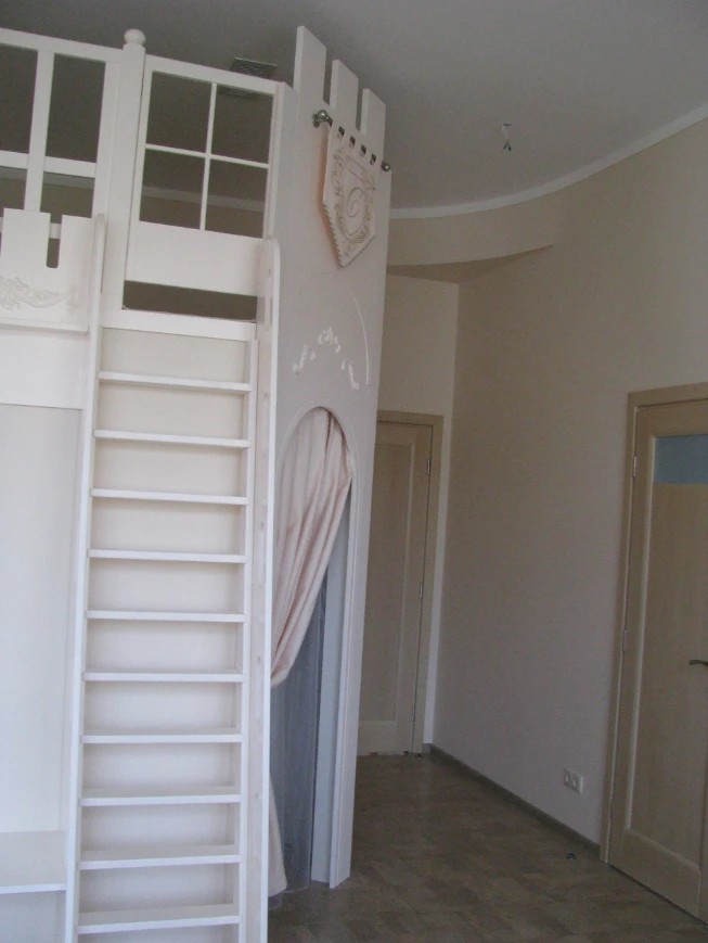 Детская с маленьким замком в большом доме