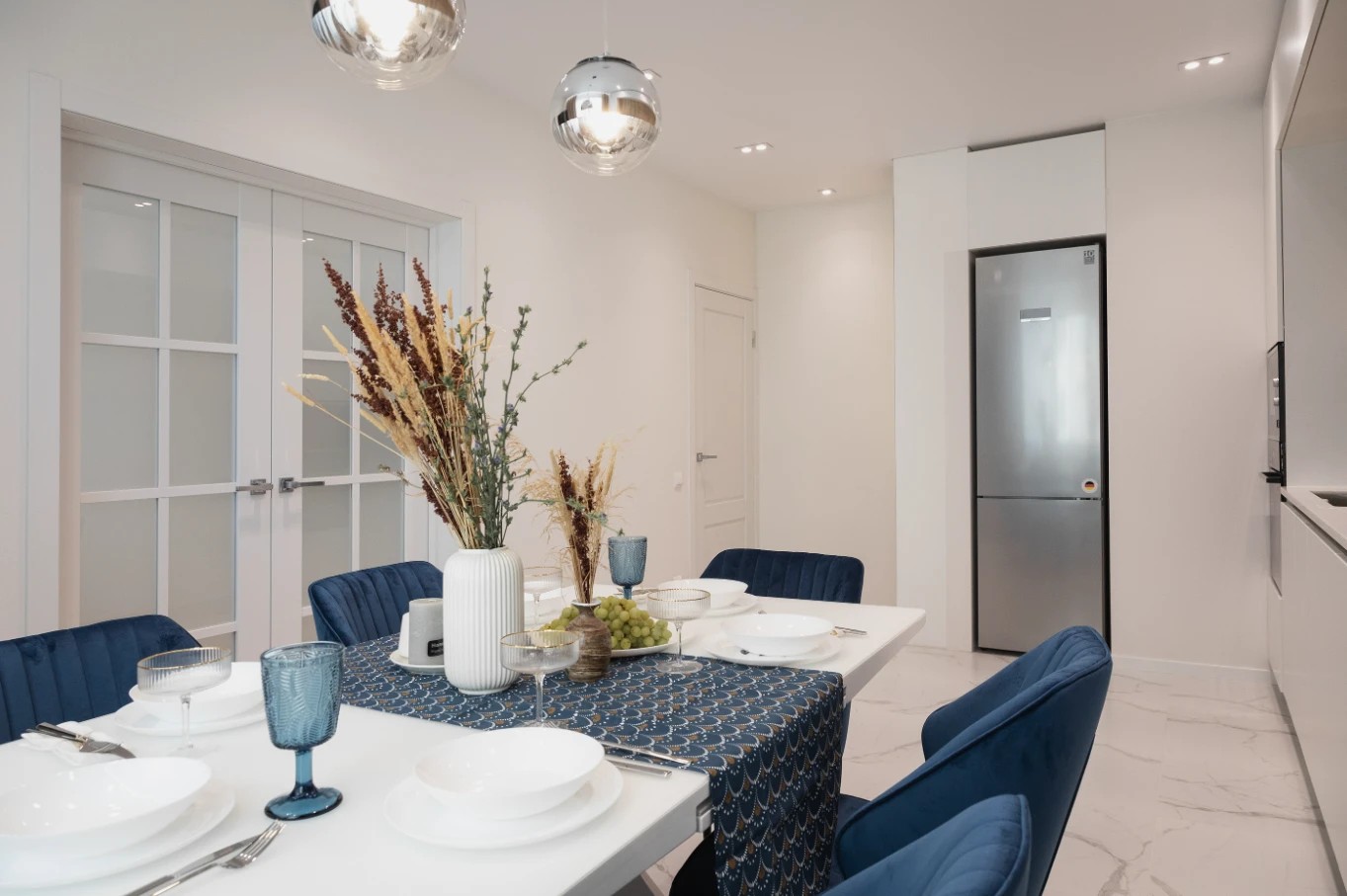 Светлая квартира в неоклассическом стиле