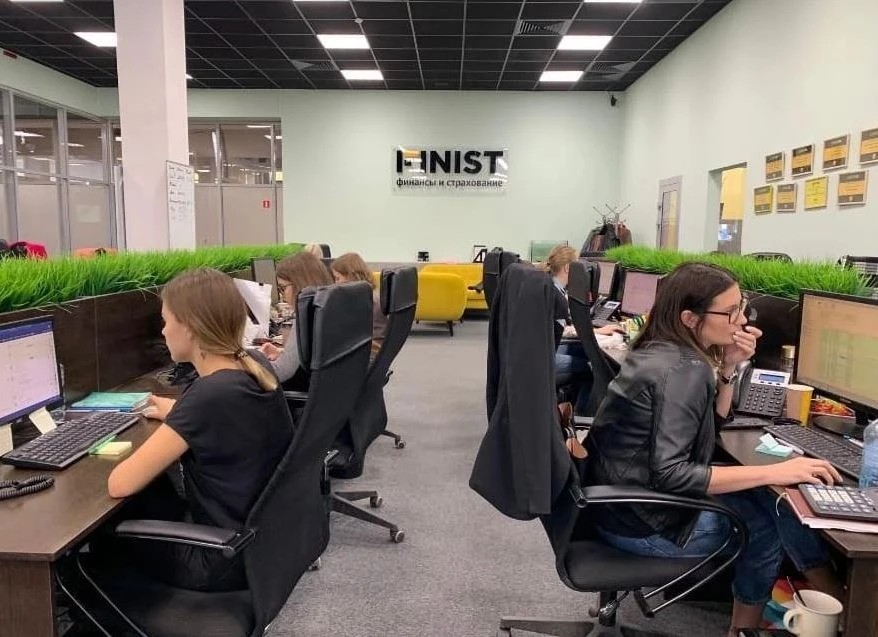 Офис компании и фирменные цвета